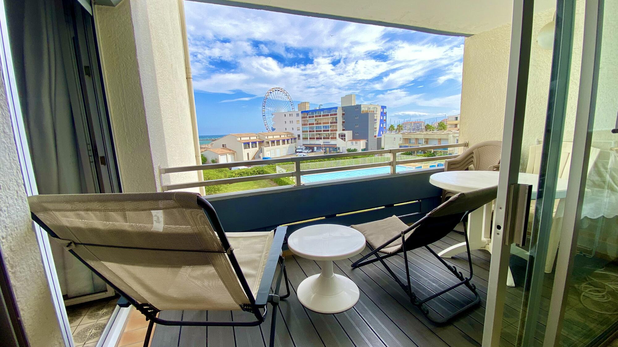 Vue sur la mer et le port depuis le balcon de l'appartement