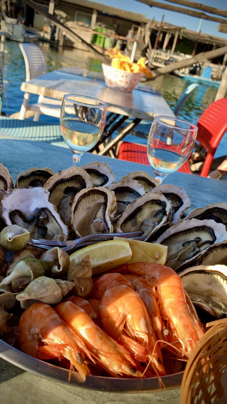 Plateau de fruits de mer sur le port