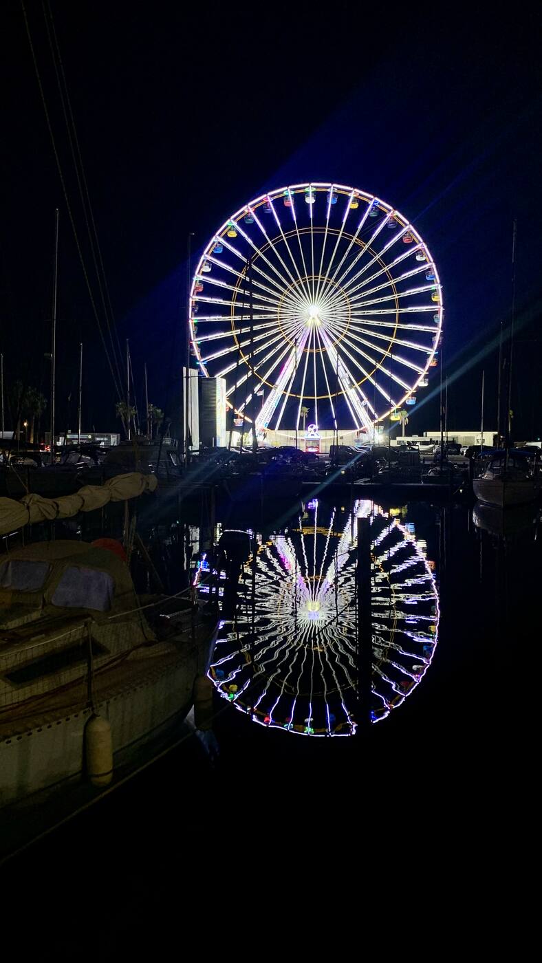 La grande roue illuminée le soir